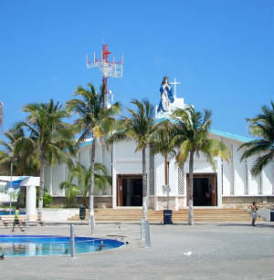publicplazaislamujeres1.jpg